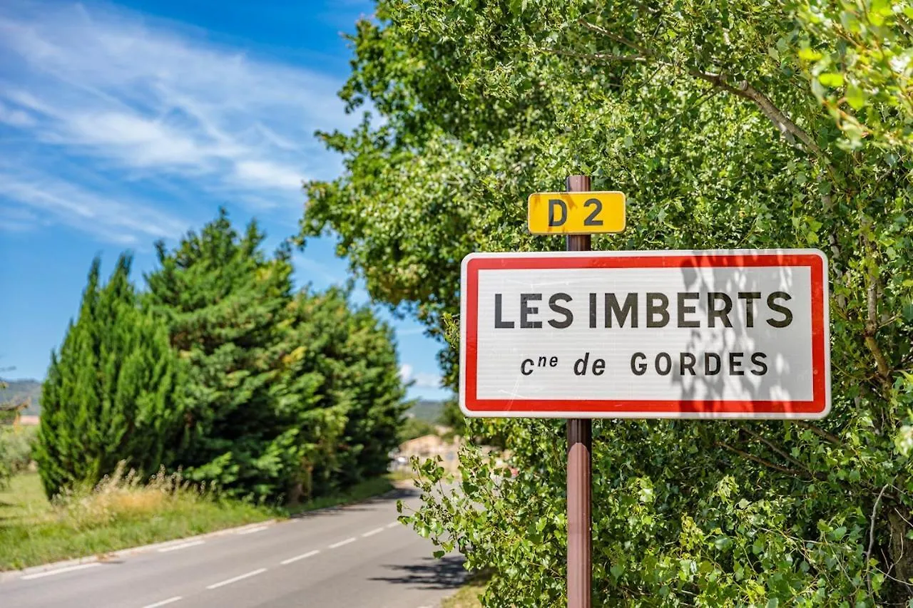 Le Clos De Gordes Bed & Breakfast