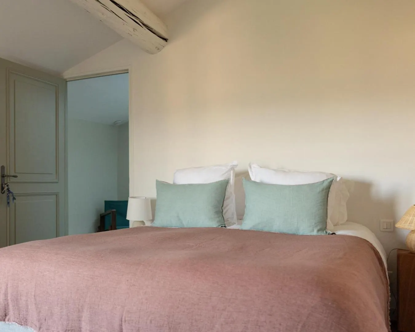 Le Clos De Gordes Bed & Breakfast
