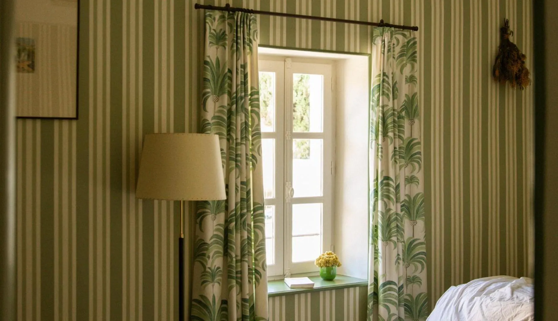 Le Clos De Gordes Bed & Breakfast