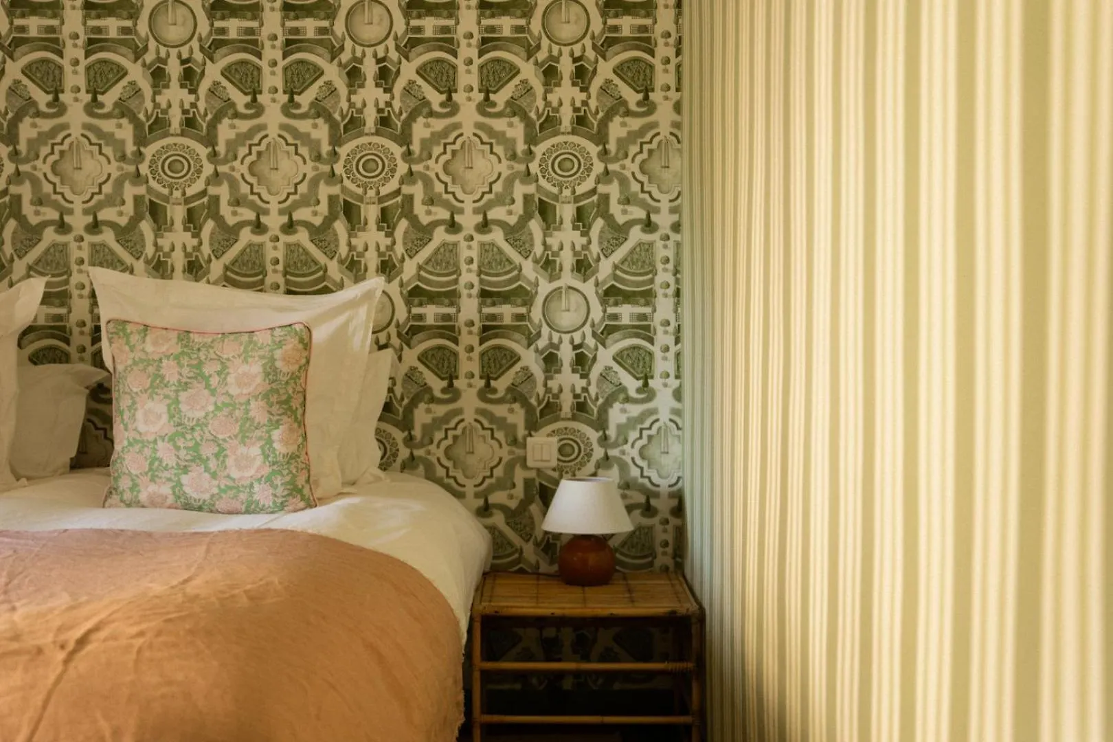 Le Clos De Gordes Bed & Breakfast